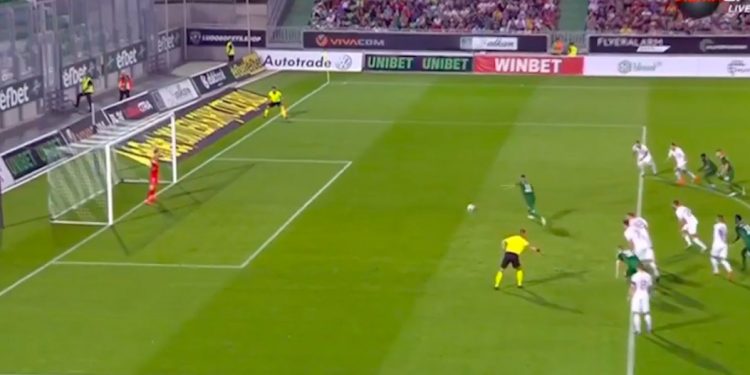 Polak chciał skompromitować bramkarza wykonaniem rzutu karnego. Zdecydowanie nie wyszło [WIDEO]