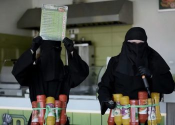 Sanok: Przebrani w burki zapraszają na imprezę. Kontrowersyjna reklama baru z kebabem