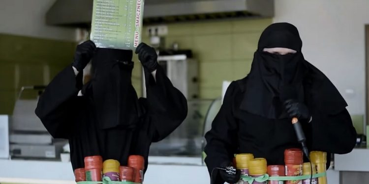 Sanok: Przebrani w burki zapraszają na imprezę. Kontrowersyjna reklama baru z kebabem