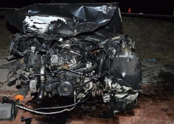 Kierowca BMW spowodował wypadek. Na widok policji, zaczął pić alkohol