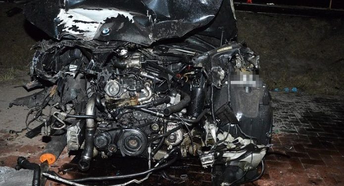 Kierowca BMW spowodował wypadek. Na widok policji, zaczął pić alkohol