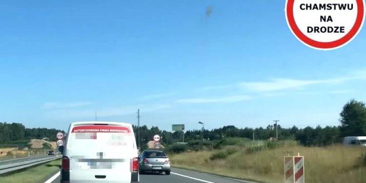 Kierowca busa blokował drogę karetce. Wiozła organy do przeszczepu [WIDEO]