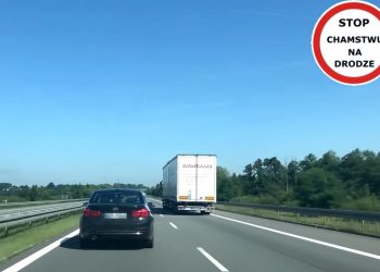 Kierowcy blokują przejazd karetce na sygnale. W sieci pojawiają się nagrania [WIDEO]