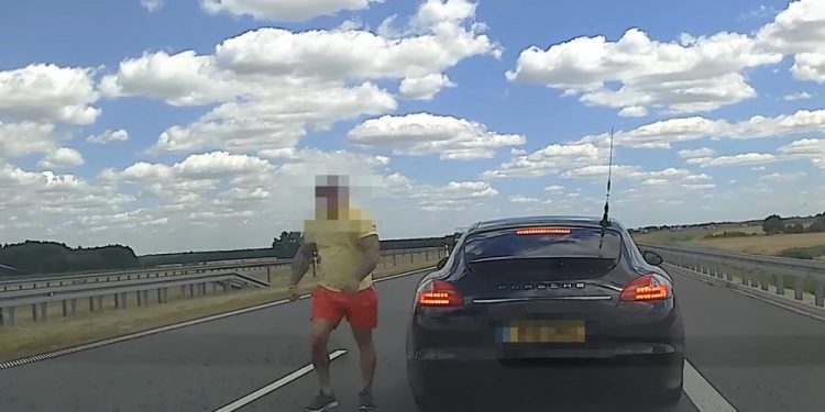 Łódzkie: Zajechał drogę i ruszył na kierowcę z pięściami. Nie wiedział, że jest nagrywany