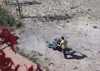 Warszawa: Koszą miejsca, w których nie rośnie trawa. Mieszkaniec sfotografował pracowników