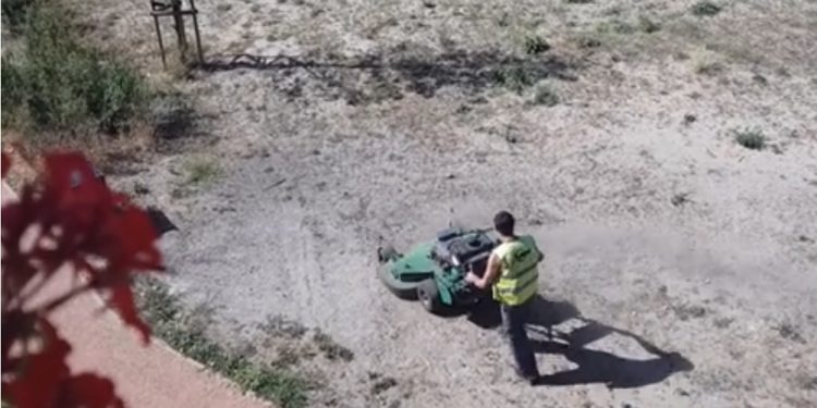 Warszawa: Koszą miejsca, w których nie rośnie trawa. Mieszkaniec sfotografował pracowników