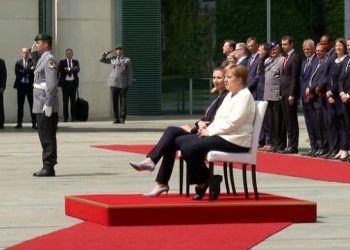Merkel słuchała hymnu na siedząco. Problem ze zdrowiem?