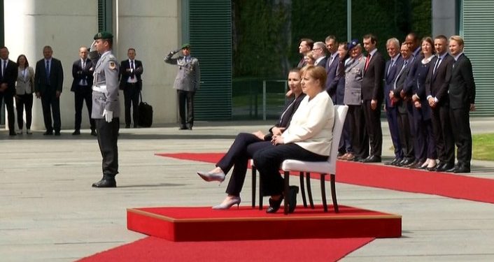 Merkel słuchała hymnu na siedząco. Problem ze zdrowiem?