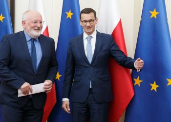 Polacy popierają stanowisko rządu ws. Timmermansa? Ciekawe wyniki sondażu