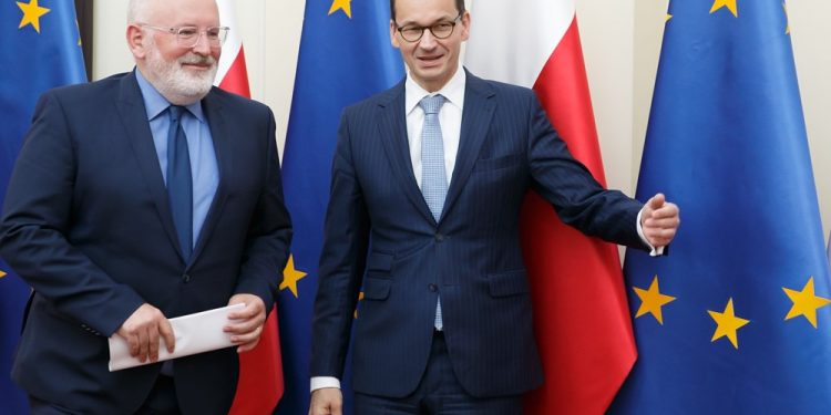 Polacy popierają stanowisko rządu ws. Timmermansa? Ciekawe wyniki sondażu