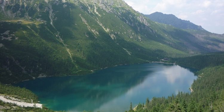 Dwóch zagranicznych turystów kąpało się nago w Morskim Oku. Interweniowała straż