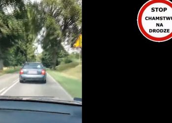 Zahamował by przepuścić kombajn, stracił lusterko. „To się nie spodobało” [WIDEO]