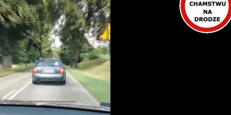 Zahamował by przepuścić kombajn, stracił lusterko. „To się nie spodobało” [WIDEO]