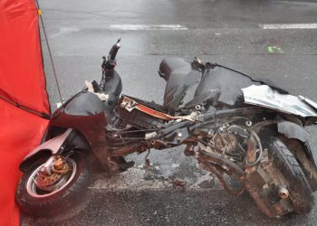 TIR przejechał na czerwonym. Staranował kobietę na skuterze