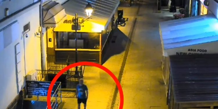 Uderzył kobietę w twarz i zabrał jej telefon [WIDEO]