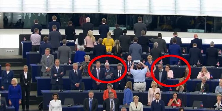 Politycy PiS siedzieli podczas „Ody do radości”. Jest tłumaczenie