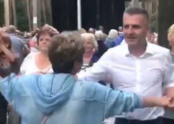 „Gorączka sobotniej nocy”. Politycy PO zabiegali o głosy na potańcówce