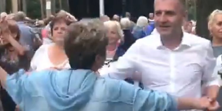 „Gorączka sobotniej nocy”. Politycy PO zabiegali o głosy na potańcówce