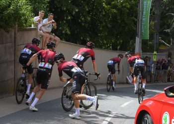 Polski kolarz pomagał po wypadku na Tour de France