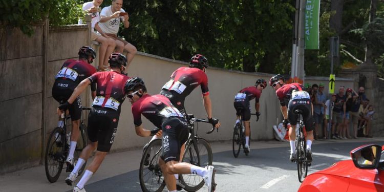 Polski kolarz pomagał po wypadku na Tour de France