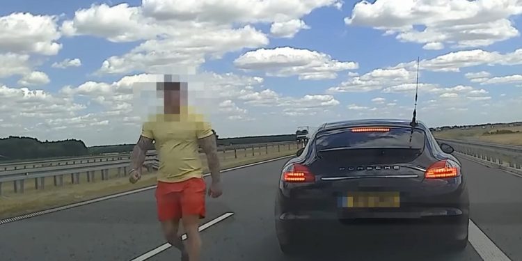 Łódzkie: Wysiadł z Porsche i ruszył z pięściami na kierowcę. Policja zajęła się sprawą
