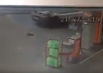 Rozjechał psa na stacji benzynowej. Bestialskie zachowanie