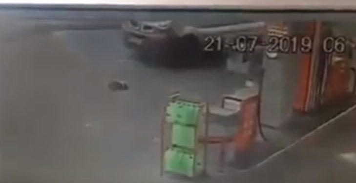 Rozjechał psa na stacji benzynowej. Bestialskie zachowanie