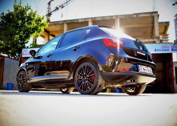 Zostawili dziecko w rozgrzanym aucie i poszli na zakupy. Interweniowała policja