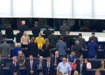 Dwoje eurodeputowanych PiS nie wstało do hymnu UE. Sikorski zniesmaczony