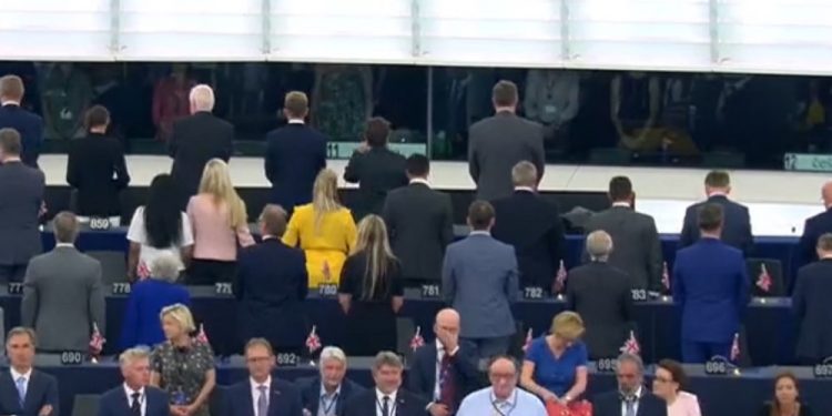 Dwoje eurodeputowanych PiS nie wstało do hymnu UE. Sikorski zniesmaczony