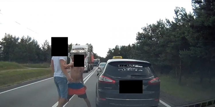 Agresywny taksówkarz. Zablokował drogę i groził kierowcy [WIDEO]