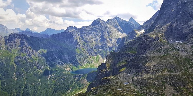 Małopolskie: Wielka akcja czyszczenia Tatr. Zniesiono ponad pół tony śmieci!