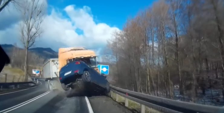 Tir uderzył w dwa samochody. Ujawniono nagranie