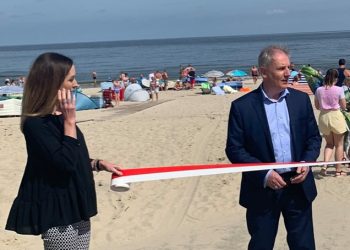 Wojewoda otworzył wejście na plażę. Internauci kpią