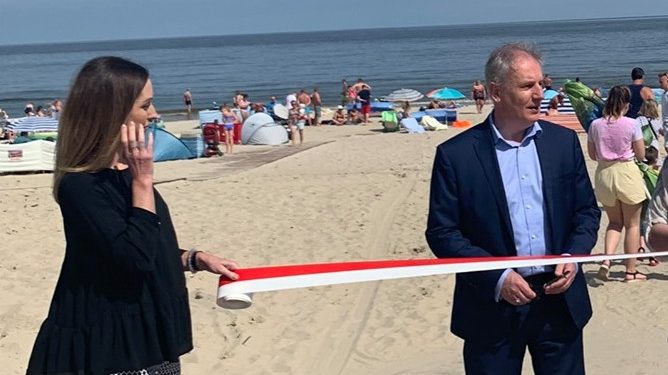 Wojewoda otworzył wejście na plażę. Internauci kpią