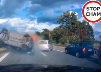 Mazowieckie: Wypadek na S8. Siła uderzenia wyrzuciła auto w powietrze [WIDEO]
