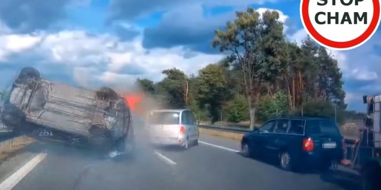 Mazowieckie: Wypadek na S8. Siła uderzenia wyrzuciła auto w powietrze [WIDEO]