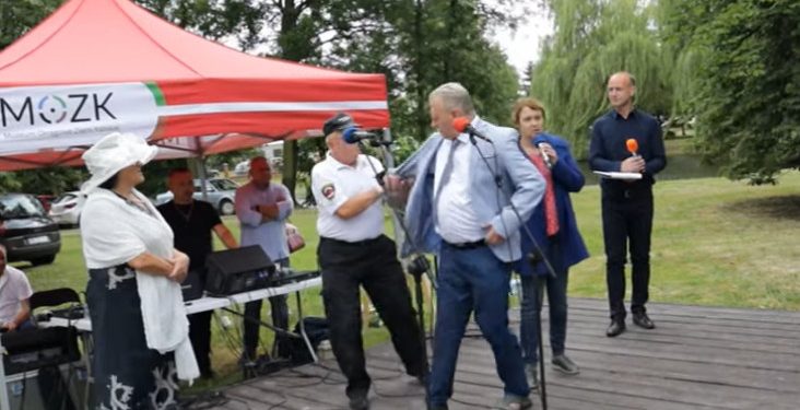 Wójt na festynie rodzinnym był pijany? Zabrała go policja [WIDEO]