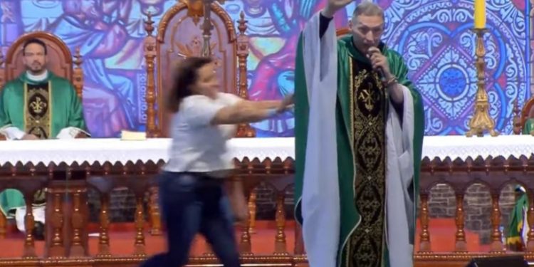 Zaatakowała księdza na oczach tysięcy wiernych [WIDEO]