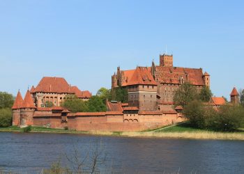 Malbork: Obraźliwe napisy na murach zamku krzyżackiego. Sprawdzono monitoring