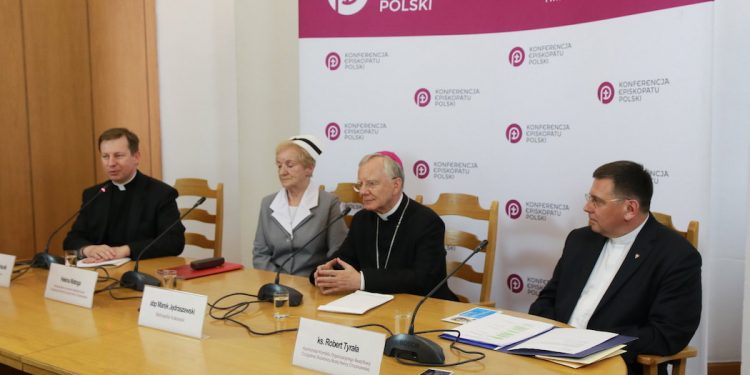 Episkopat reaguje na wydarzenia z poznańskiego klubu. Podcięto tam gardło kukle abp. Jędraszewskiego