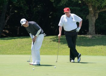 Donald Trump odwołał wizytę w Polsce. Media: Spędza weekend na… polu golfowym