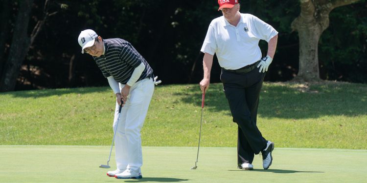 Donald Trump odwołał wizytę w Polsce. Media: Spędza weekend na… polu golfowym