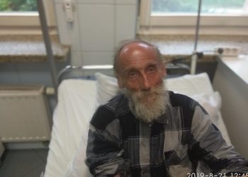 Mężczyzna samotnie szedł drogą krajową. Policja prosi o pomoc w identyfikacji