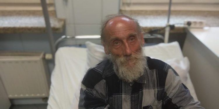 Mężczyzna samotnie szedł drogą krajową. Policja prosi o pomoc w identyfikacji