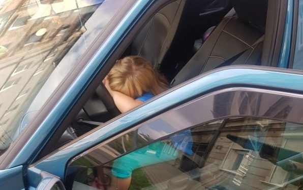 7-latka jechała samochodem. Zabrała go ojcu