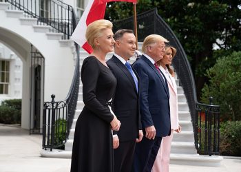 Jak podróżuje Agata Duda? Minister Dera ujawnia