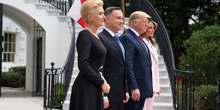 Jak podróżuje Agata Duda? Minister Dera ujawnia