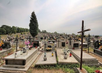 Horrendalne ceny na cmentarzu w Brzezinach. Mieszkańcy piszą do arcybiskupa
