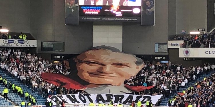 Jan Paweł II na oprawie Legii. Kibice Glasgow Rangers będą wściekli? [FOTO]